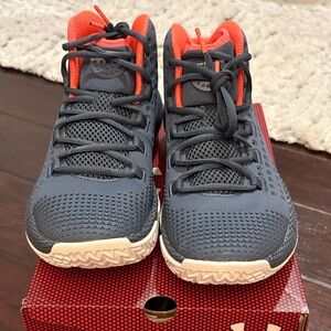 Men’s Under Armour W HOVR Havoc 2 basketball shoes.  SZ 10.